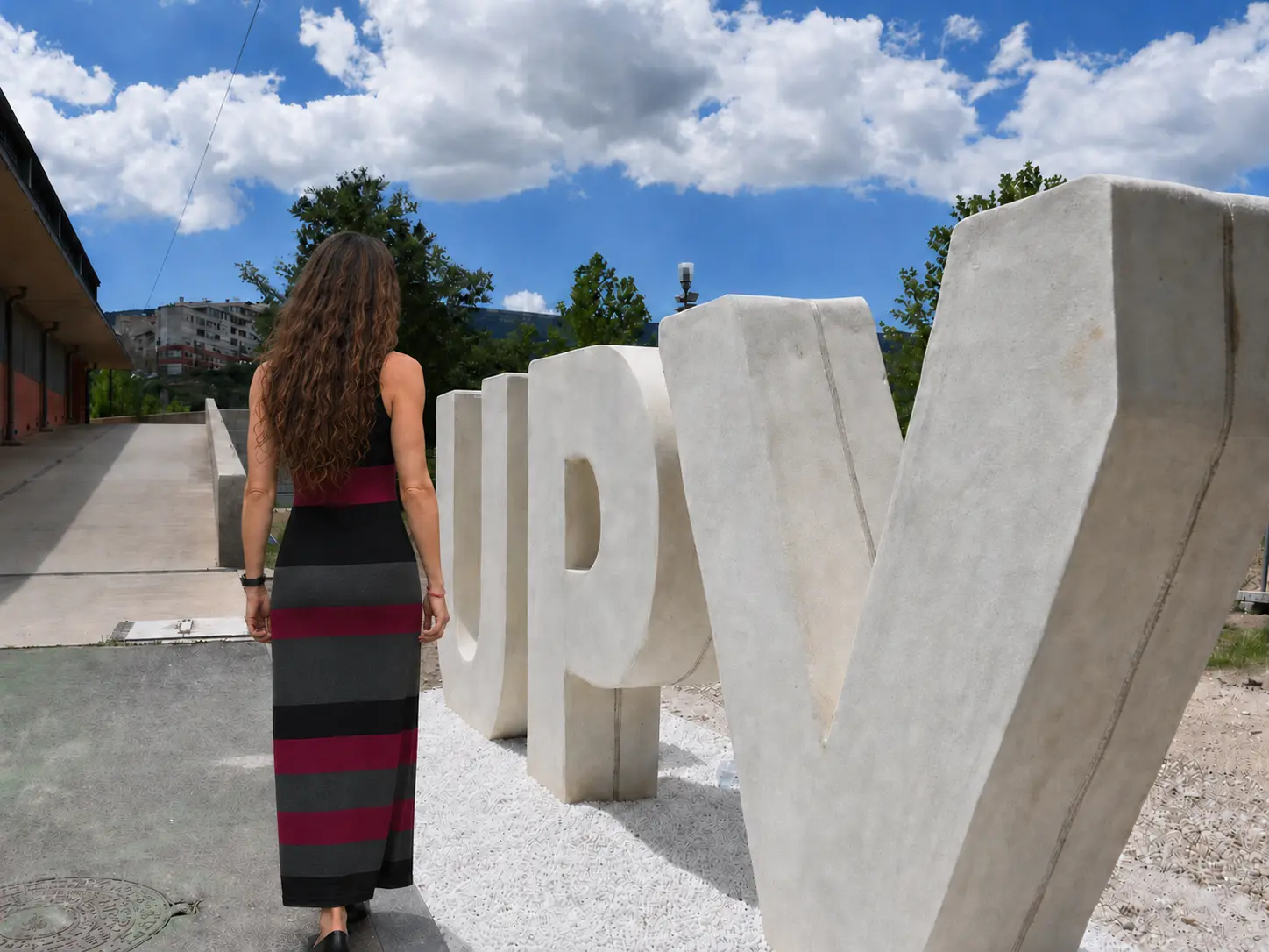 Bàrbara Micó Vicent de espaldas junto a las letras UPV del Campus d'Alcoi