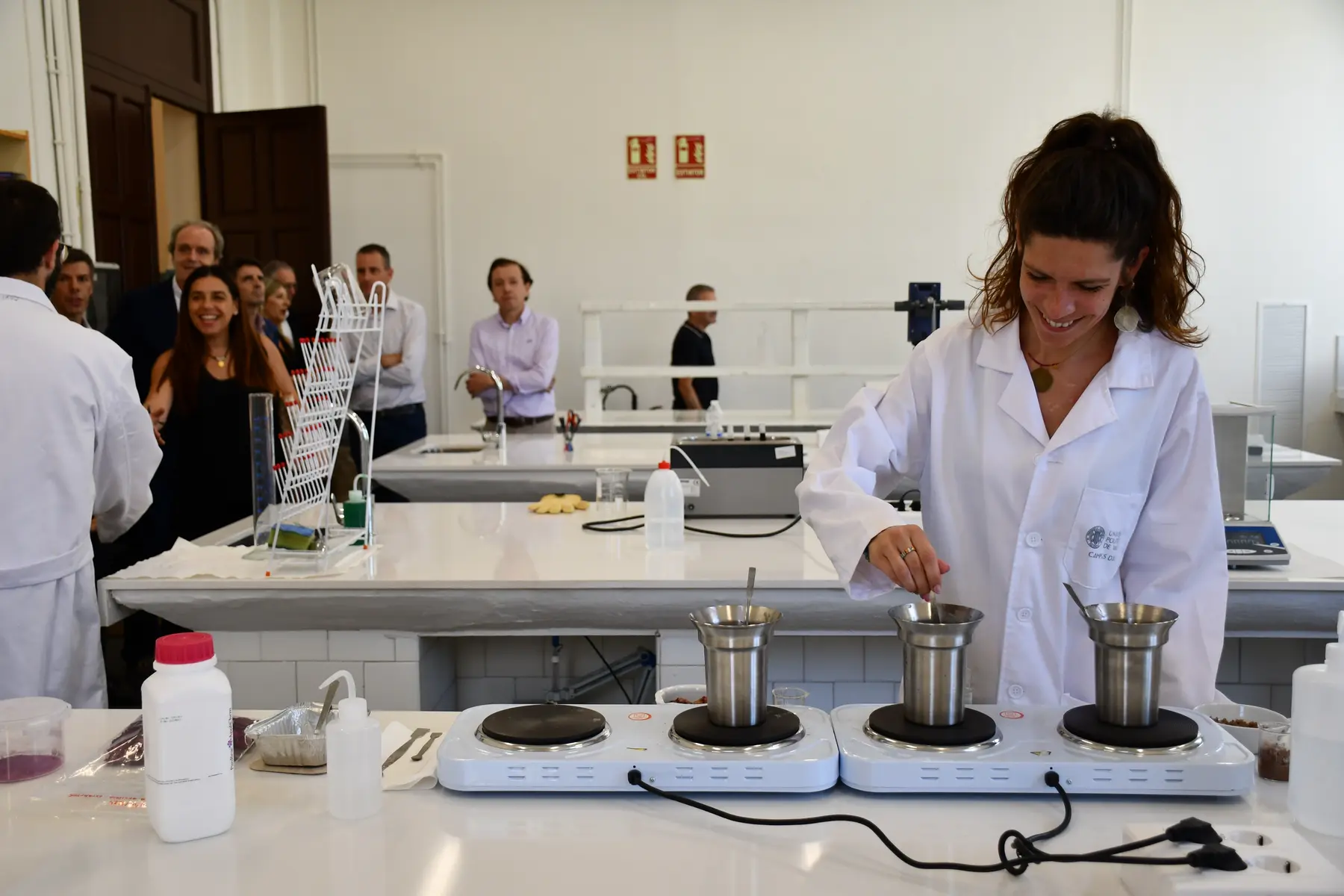 Bàrbara Micó Vicent realizando una demostración experimental en un laboratorio